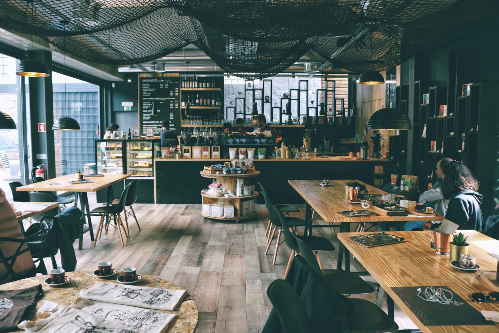 DOCK COFFEE & WORKS — 店内の様子